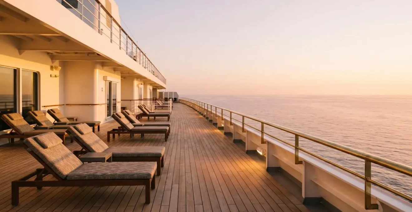 Elegante scena di bordo che mostra l'esperienza crocieristica con dettagli di servizio e comfort
