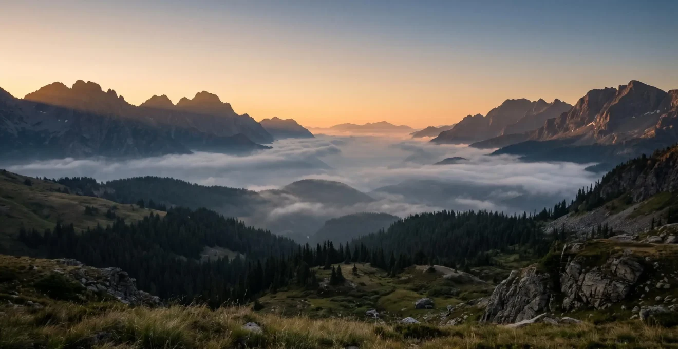 Paesaggio montano isolato e incontaminato al tramonto con nebbie di valle, senza presenza umana