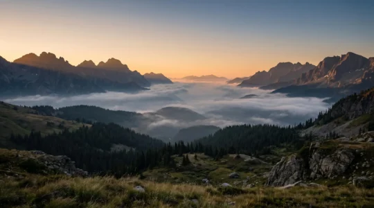 Paesaggio montano isolato e incontaminato al tramonto con nebbie di valle, senza presenza umana