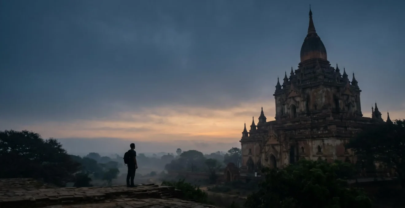 Viaggiatore solitario ammira un monumento iconico all'alba in atmosfera intima e autentica